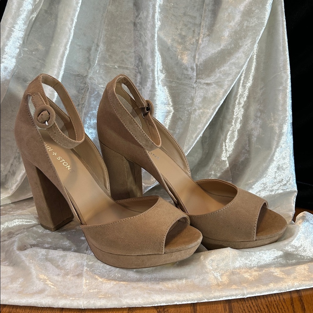 NWT SUN & STONE HEELED SANDALS 10